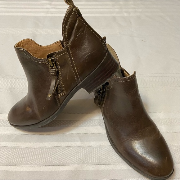 Lucca Lane Brown Leather Womens Ankle zippered Booties - EUC- size 6 - Picture 7 of 7